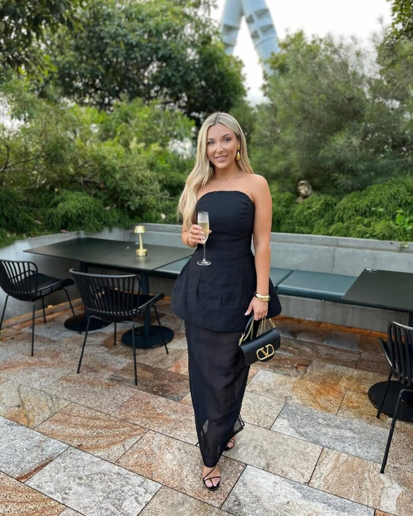π 15 Christmas Party Outfits to Look Classy, Confident, and Totally Ready for Every Celebration 8 Christmas party outfits